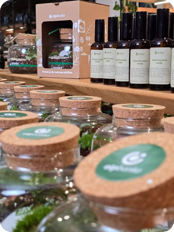 Ekološki Unikatni Poslovni Pokloni u Skladu sa ESG - Terrador Upakovani su u kutije sa štampom, uz bočicu destilovane vode